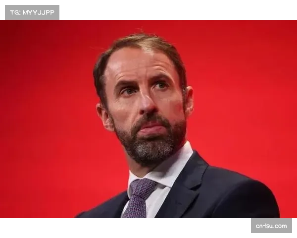 看台上的索斯盖特，密切关注英超收官战中的英格兰国脚状态